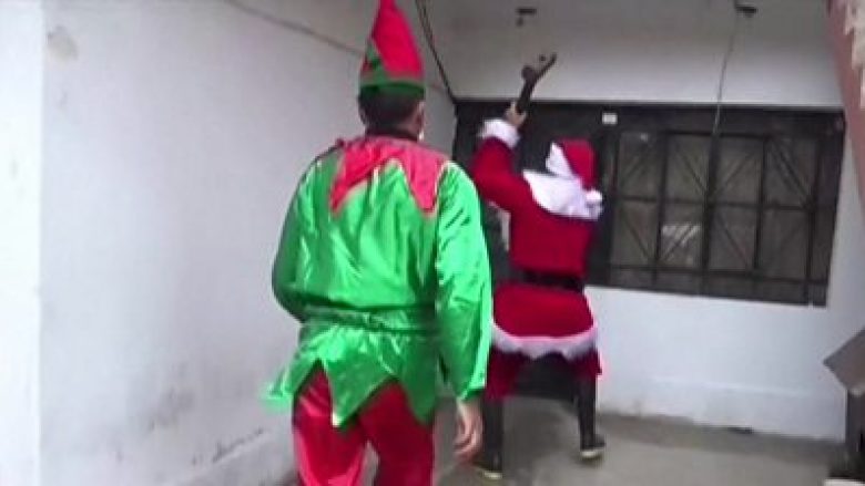 Policia në Peru vishen si Babadimri, futen në shtëpinë e një të dyshuari dhe kryejnë bastisje të drogës