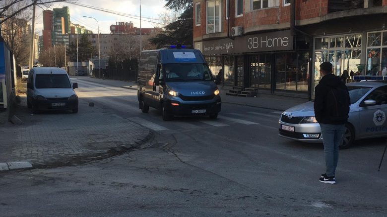 Vrasja në Prishtinë, policia bastis banesën e të dyshuarit dhe gjen një revole