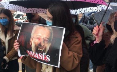 Protestë në Tiranë pas vrasjes së Klodian Rashës: Ministri Lleshaj të japë dorëheqjen
