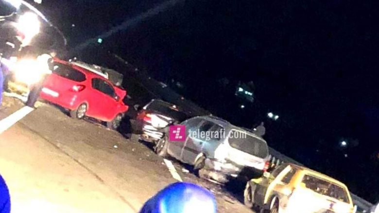 Aksident trafiku mes shtatë veturave në autostradën Prishtinë – Prizren, lëndohen pesë persona