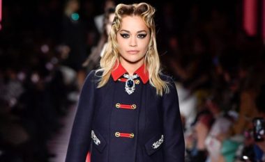 Rita Ora kërkon falje për shkeljen e dytë të rregullave të izolimit: Nuk u karantinua pasi u kthye nga Egjipti në Angli