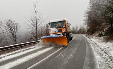 Reshjet e borës në Maqedoni shkaktojnë vështirësi në disa akse rrugore