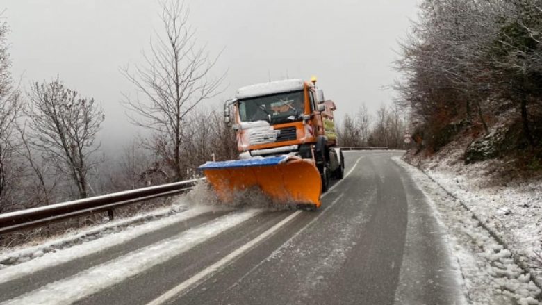 Reshjet e borës në Maqedoni shkaktojnë vështirësi në disa akse rrugore