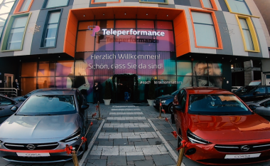 Kompania Teleperformance i shpërblen punëtorët me vetura të reja, iPhone 12 e udhëtime jashtë vendit!