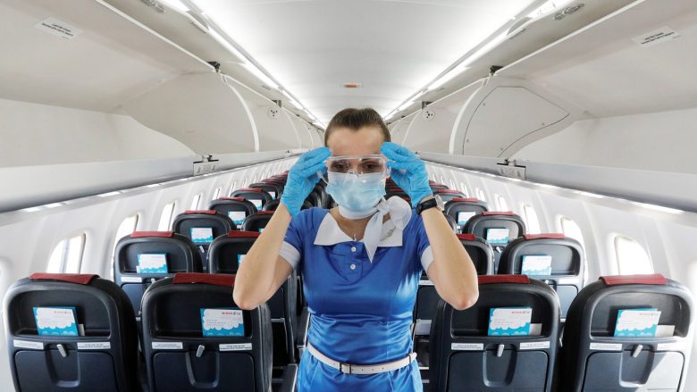 Stjuardesat në Kinë këshillohen të mbajnë pelena për mbrojtje nga COVID-19