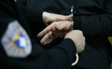 Tentoi t’i jepte 10 euro ryshfet policit, arrestohet serbi