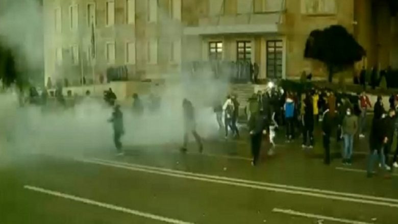 ​Hidhet gaz lotsjellës, shpërndahen protestuesit në Tiranë