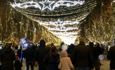 Prishtina ndriçohet për festat e fundvitit, sheshet të stërmbushura me qytetarë
