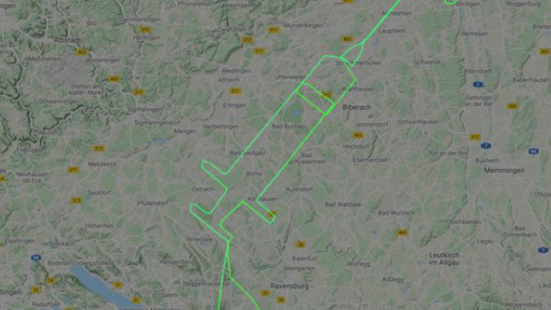 Dita e Vaksinimit – piloti gjerman përshkon qiellin për të formuar shenjën e shiringës në hartë