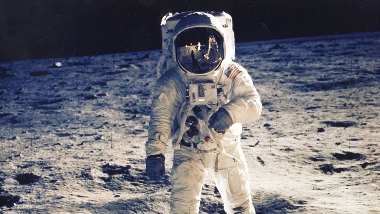 Jeff Bezos planifikon të dërgojë një grua në sipërfaqen e Hënës për herë të parë