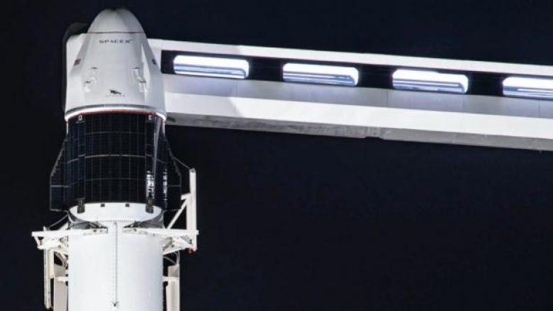 SpaceX lanson raketën drejt ISS