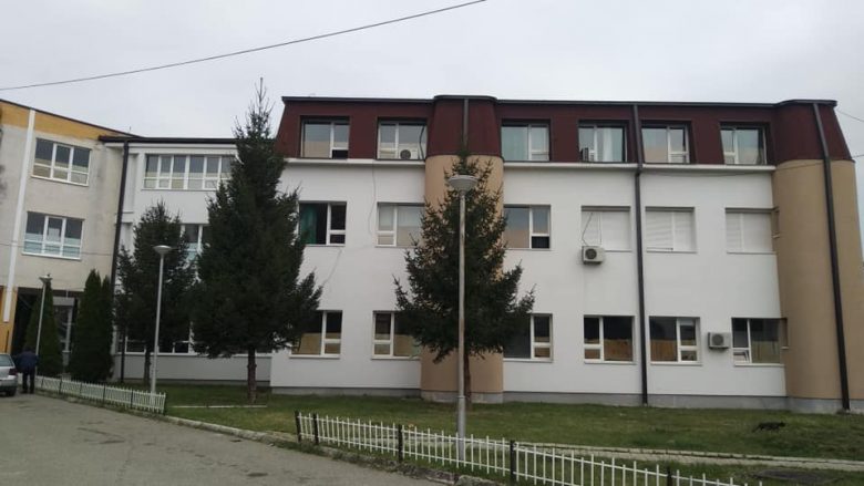 Tri ditë para pensionimit vdes nga coronavirusi infermierja e Spitalit të Gjakovës, Vjollca Berisha