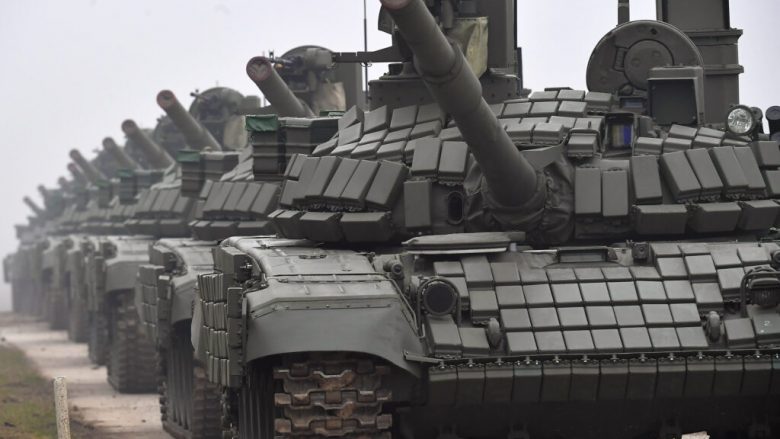 Rusia i dhuron tanke Serbisë, NATO thotë se nuk e sheh atë si një problem
