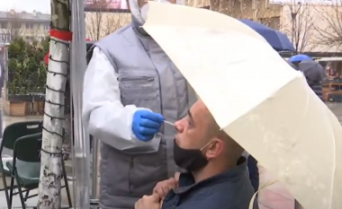 Qytetarët të kënaqur që testimet për coronavirus po bëhen edhe në qendër të Prishtinës