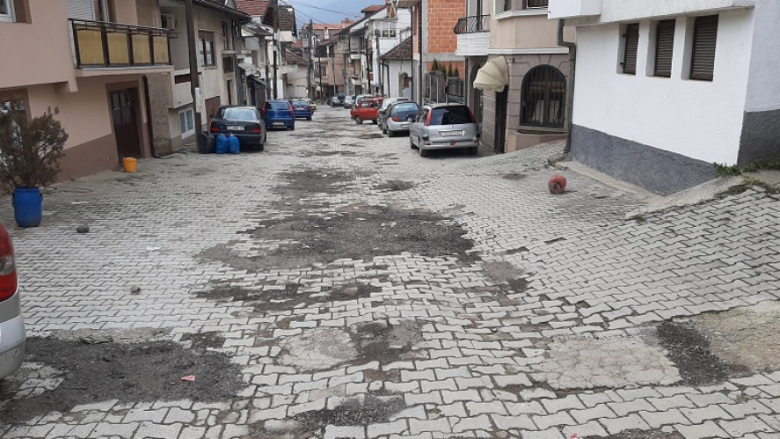 Shumë rrugë në Tetovë ende në baltë