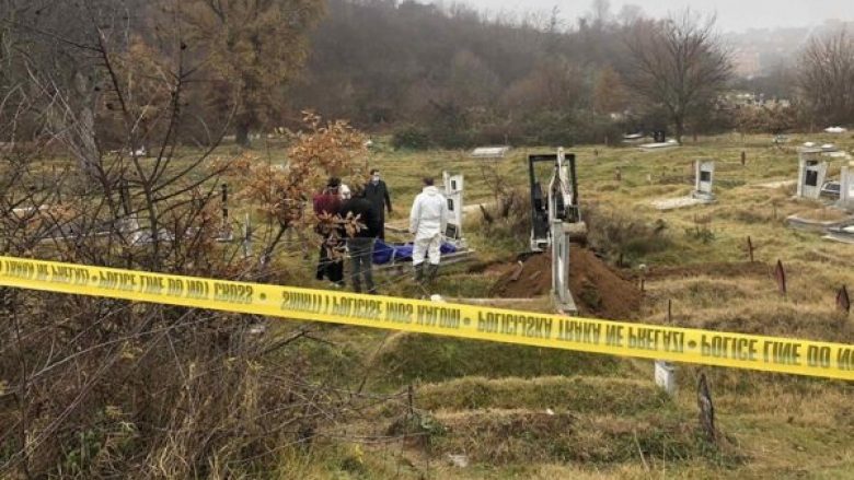 Kryetari i fshatit Krushë thotë se në varrezat e Rahovecit u gjend një trup që dyshohet se u vra më 1999