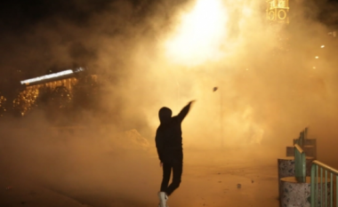 Tiranë: Protesta, gurë dhe kapsolle, policia lëshon ujë dhe gaz lotsjellës