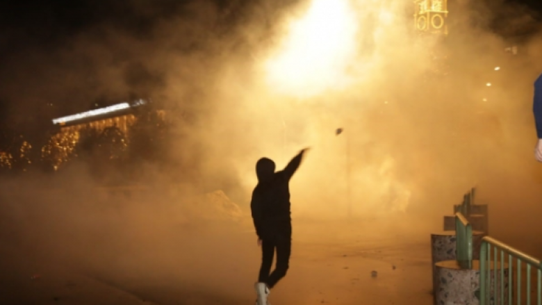 Tiranë: Protesta, gurë dhe kapsolle, policia lëshon ujë dhe gaz lotsjellës