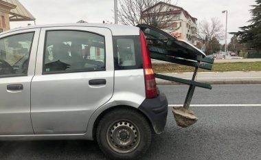 Vjedh ulësen e komunës në Shkup, fotografohet vetura