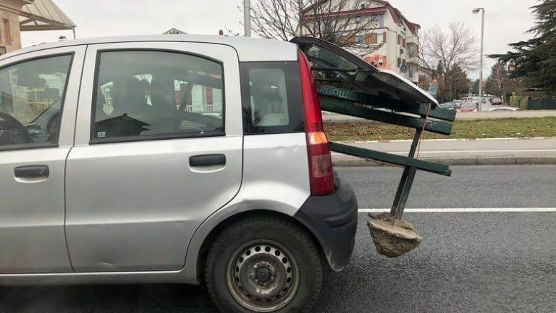 Vjedh ulësen e komunës në Shkup, fotografohet vetura