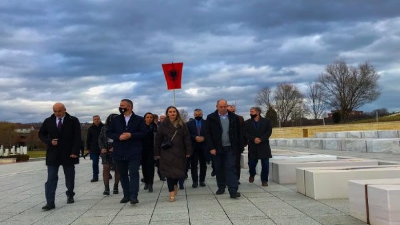 Homazhe në Ditën e Veteranit, përkujtohet familja Jashari