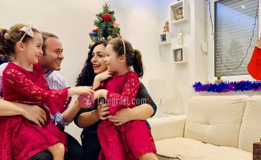 Atmosfera festive në shtëpinë e u.d. së Presidentes, Vjosa Osmani uron Vitin e Ri 2021 nga ambienti i saj familjar