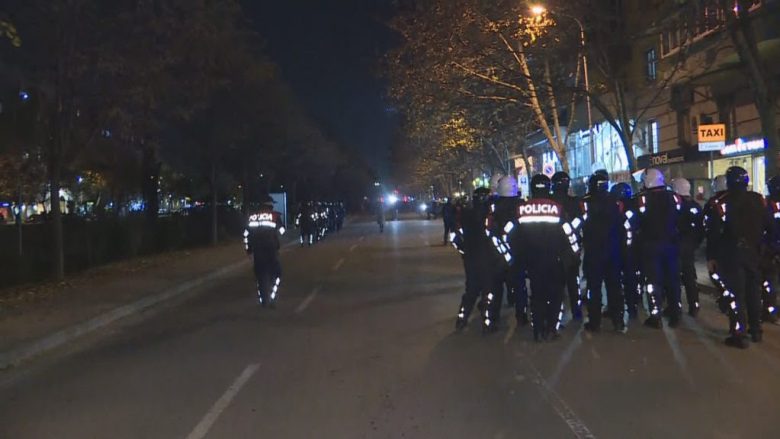 ​Policia në Tiranë shpërndan protestuesit te kryeministria, shoqërohen disa persona