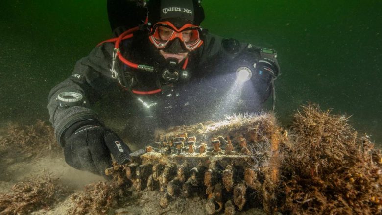 Zhytësit kanë gjetur një makinë Enigma të Luftës së Dytë Botërore – në fund të Detit Baltik