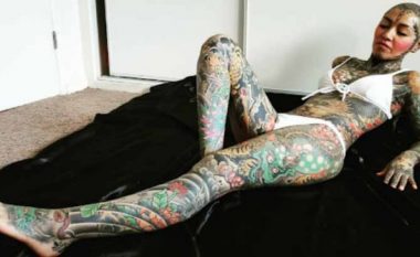 Gruaja mbulohet me tatuazhe nga koka te këmbët, shpenzon rreth 27.000 dollarë