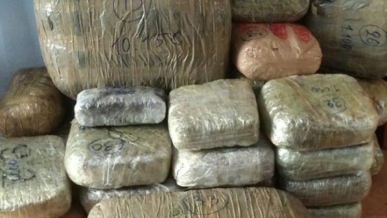 Dy shqiptarët arrestohen pas 30 minutash ndjekje nga policia, sekuestrohen 6 kg marihuanë