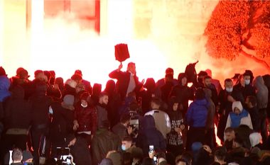 Tiranë, protestuesit zhvendosen te Drejtoria e Policisë – kallin kazanët e mbeturinave