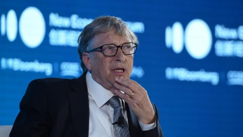 Bill Gates parashikon që jeta do të ‘kthehet në normalitet’ në vitin 2021 pas ‘vitit shkatërrues’