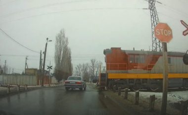 Shoferi rus tenton të kalojë binarët, goditet nga treni
