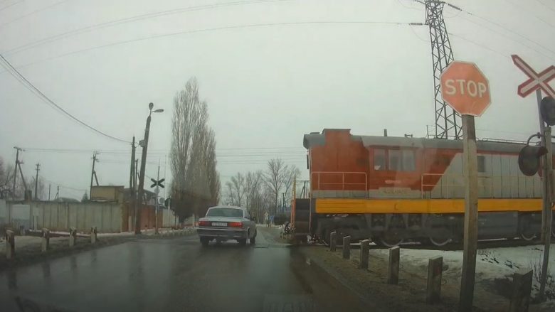 Shoferi rus tenton të kalojë binarët, goditet nga treni