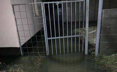 Vërshimet në veri të Mitrovicës, qytetarët shqiptarë kalojnë natën jashtë shtëpisë dhe detyrohen të bëjnë roje