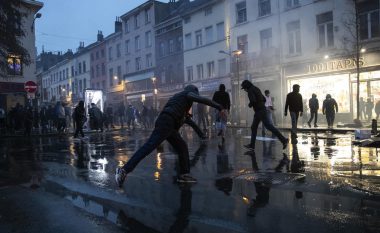 Demonstruesit sulmojnë policinë në Bruksel, protesta të dhunshme pas vdekjes së të riut – arrestohen 80 pjesëmarrës
