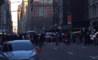 Sulmi i të rinjve në Nju Jork, mbi 50 prej tyre me biçikleta rrethojnë autoambulancën – e dëmtojnë duke e goditur