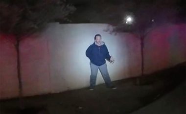 I kërkojnë vazhdimisht të dorëzohet, 30-vjeçari refuzon ta bëjë një gjë të tillë – qëllohet me breshëri plumbash nga policia në Phoenix