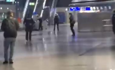 Pas kërcënimit me armë, evakuohet aeroporti i Frankfurtit – policia rrethon një burrë të shtrirë në tokë