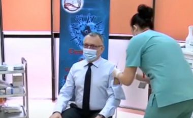 Ministri rumun tërheq vëmendjen me këmishën unike, në mëngë kishte “vrimë të veçantë” për vaksinim kundër COVID-19