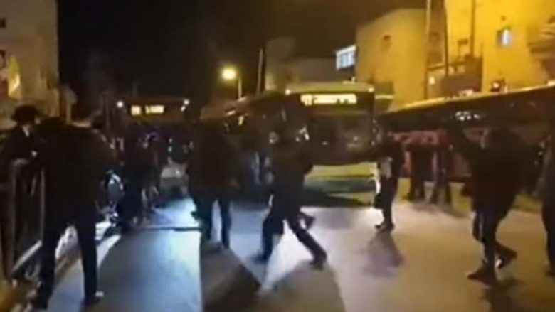Situatë kaotike në Jerusalem për shkak të masave anti-COVID, qytetarët e nervozuar dalin nëpër rrugë – konfrontohen me policinë