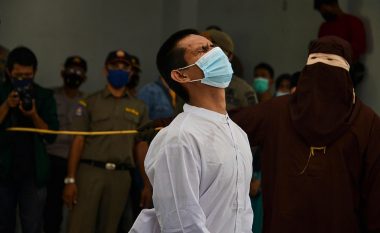 U kapën duke kryer marrëdhënie intime, homoseksualët fshikullohen nga 77 herë në Indonezi – vend ky që zbaton ligjin e Sheriatit