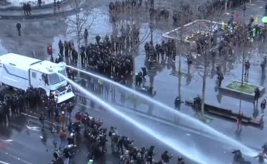 Situatë e tensionuar në Paris për shkak të një ligji, policia përdorë gaz lotsjellës dhe topa uji për të shpërndarë demonstruesit