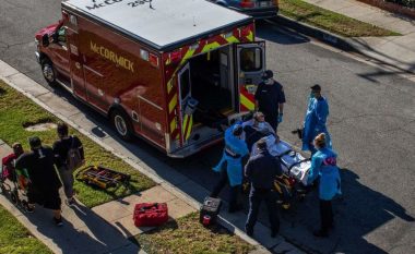 Punonjësve të autoambulancave në Los Angeles, u është thënë të mos i transportojnë në spital pacientët që kanë pak gjasa t’i mbijetojnë COVID-19