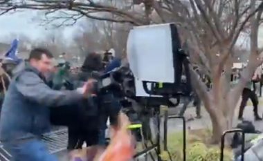 Shkatërruan gjithçka para vetes, demonstruesit shfrynë mllefin mbi pajisjet e ekipeve të gazetarëve para Kongresit amerikan