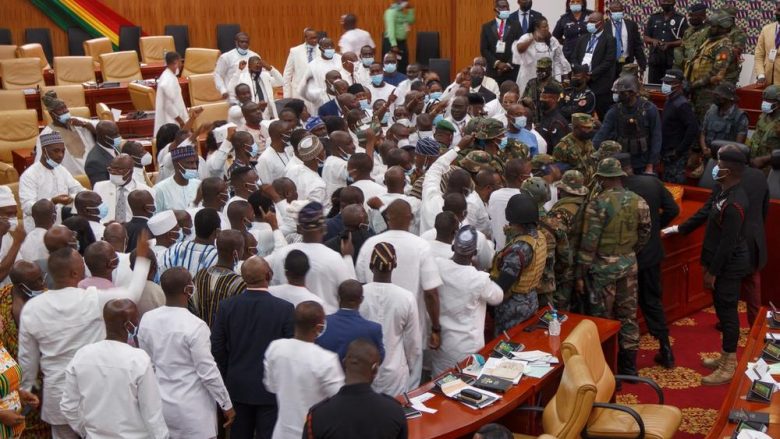 Tensionohet situata në Kuvendin e Ganës, deputetët përleshen mes vete – ndërhynë ushtria
