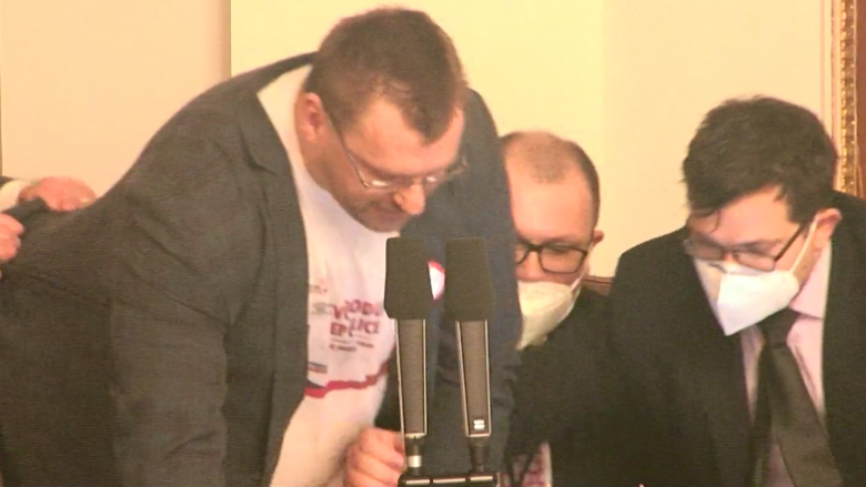 Ia ndalin mikrofonin, përleshen deputetët në Parlamentin e Çekisë