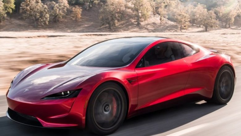 Dikush mendon se ‘Tesla nuk do të bëjë një makinë që drejton veten plotësisht’