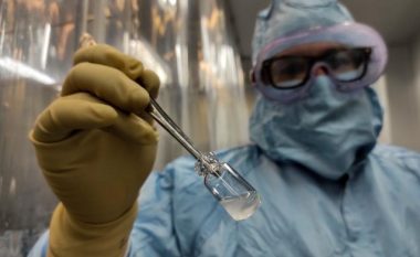 Oxfordi po përgatit një vaksinë kundër variantit të ri të coronavirusit