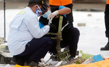 Lokalizohen ‘kutitë e zeza’ të aeroplanit me 62 pasagjerë që u rrëzua në Indonezi